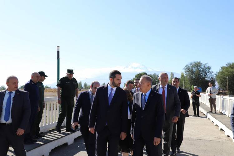 «Հրապարակ»․ Արդյունքը` մի լուսանկար, որտեղ Ռուբինյանը ժպտում է